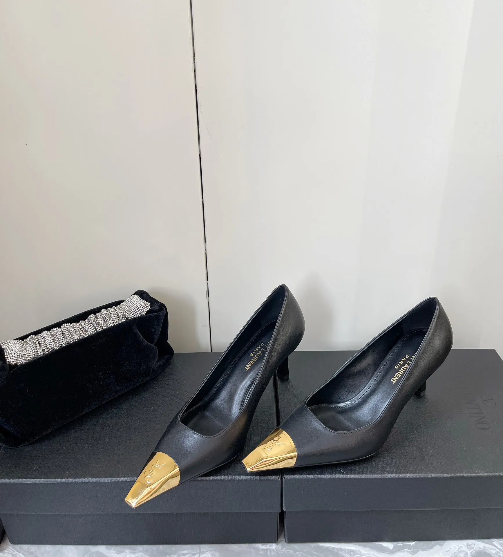 👟👟Ex-factory price 560👟👟 YSL Yves Saint Laurent's latest gold iron-toe logo small square toe high-heeled shoes ✔️ New products are available at the counter at the same time. Major celebrities and Internet celebrities have stepped on their feet. The style is fashionable and versatile, simple and high-end, and the elegance is achieved to the extreme. The feet are full of goddess style! Upper: Imported calfskin Lining: Imported sheepskin Heel height: 10.5 Outsole: Genuine leather outsole Size: 35-39 (custom-made in 40 units, non-refundable)
